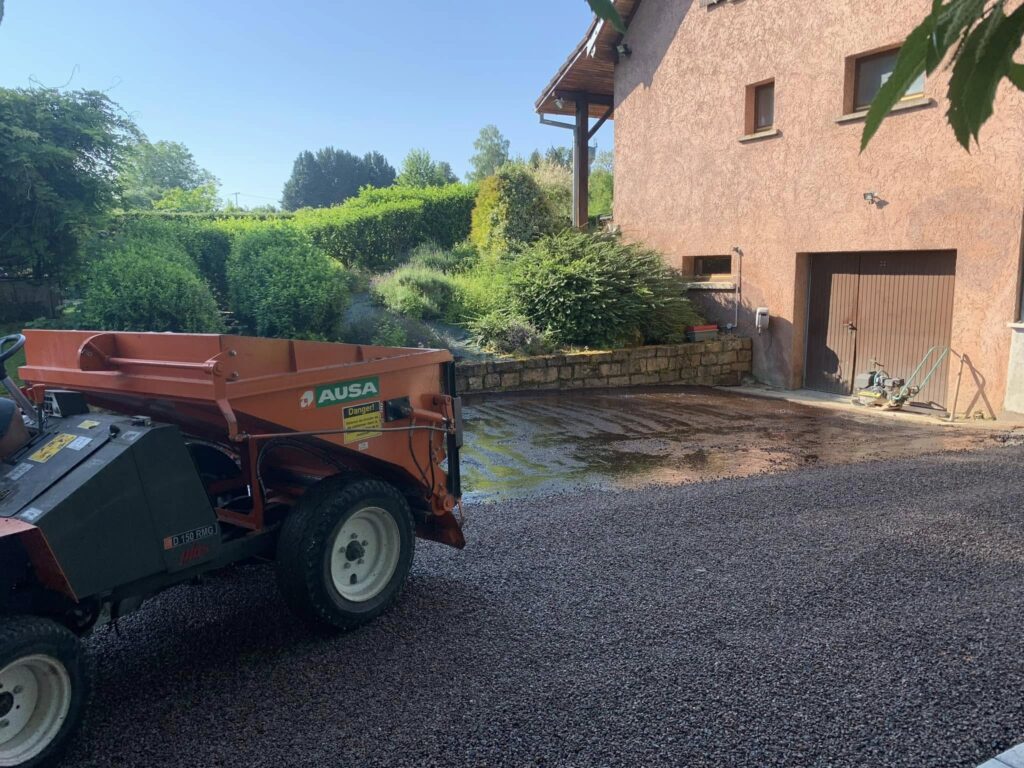 t-p-j.fr - engin de chantier qui pose du goudron