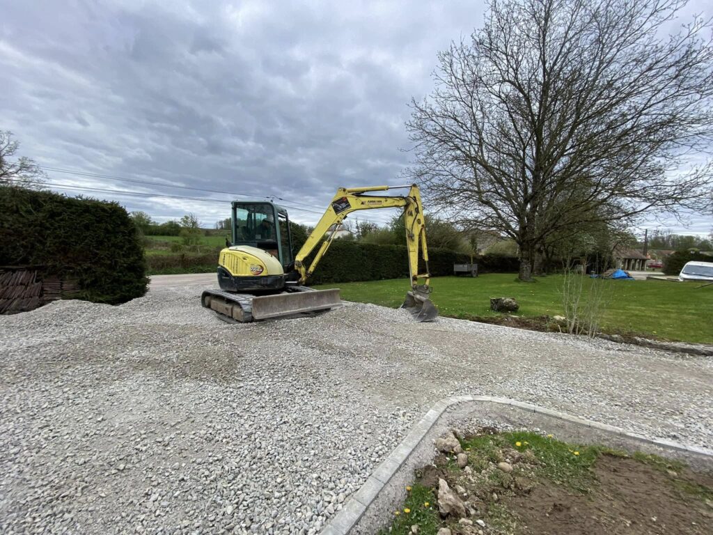 t-p-j.fr - engin de chantier qui étale des gravier