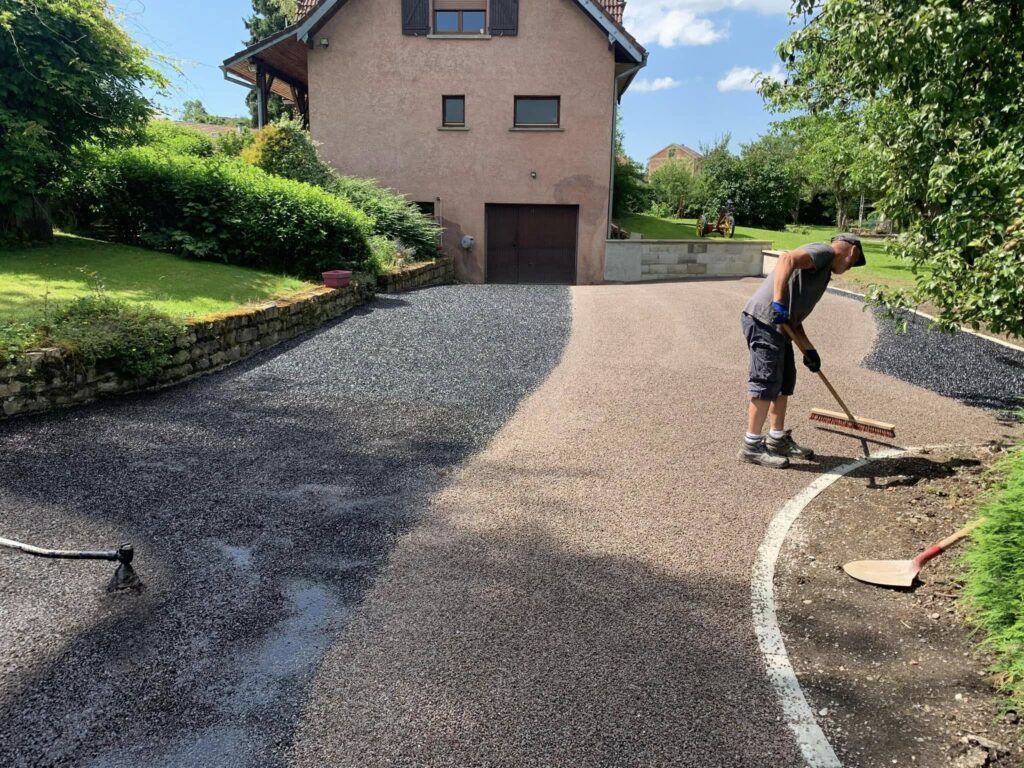 t-p-j.fr - ouvrier étalant des graviers sur du goudron