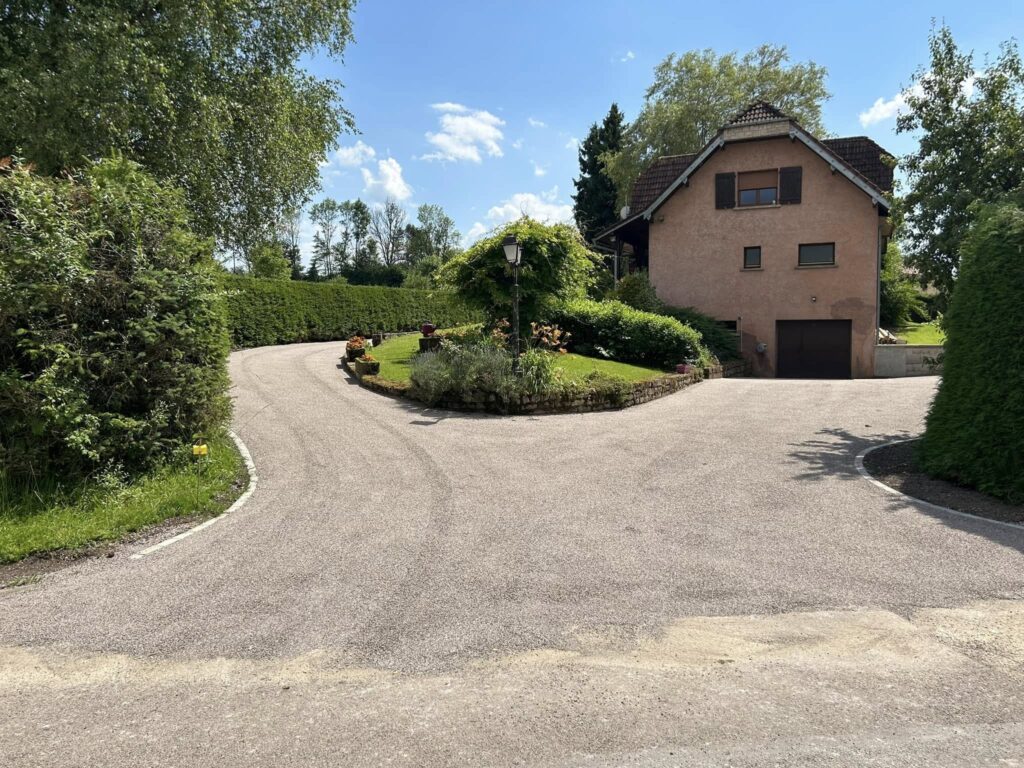 t-p-j.fr - cour d'une maison refaite avec du bi-couche