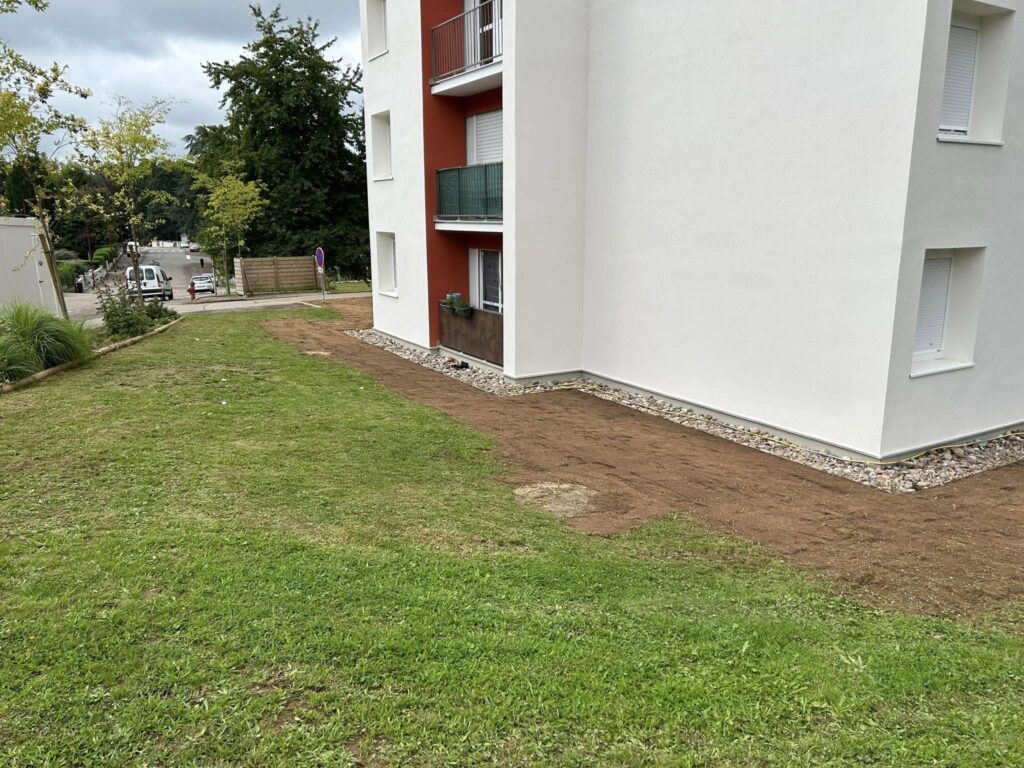 t-p-j.fr - terrain retourné prêt à semer la pelouse devant un immeuble