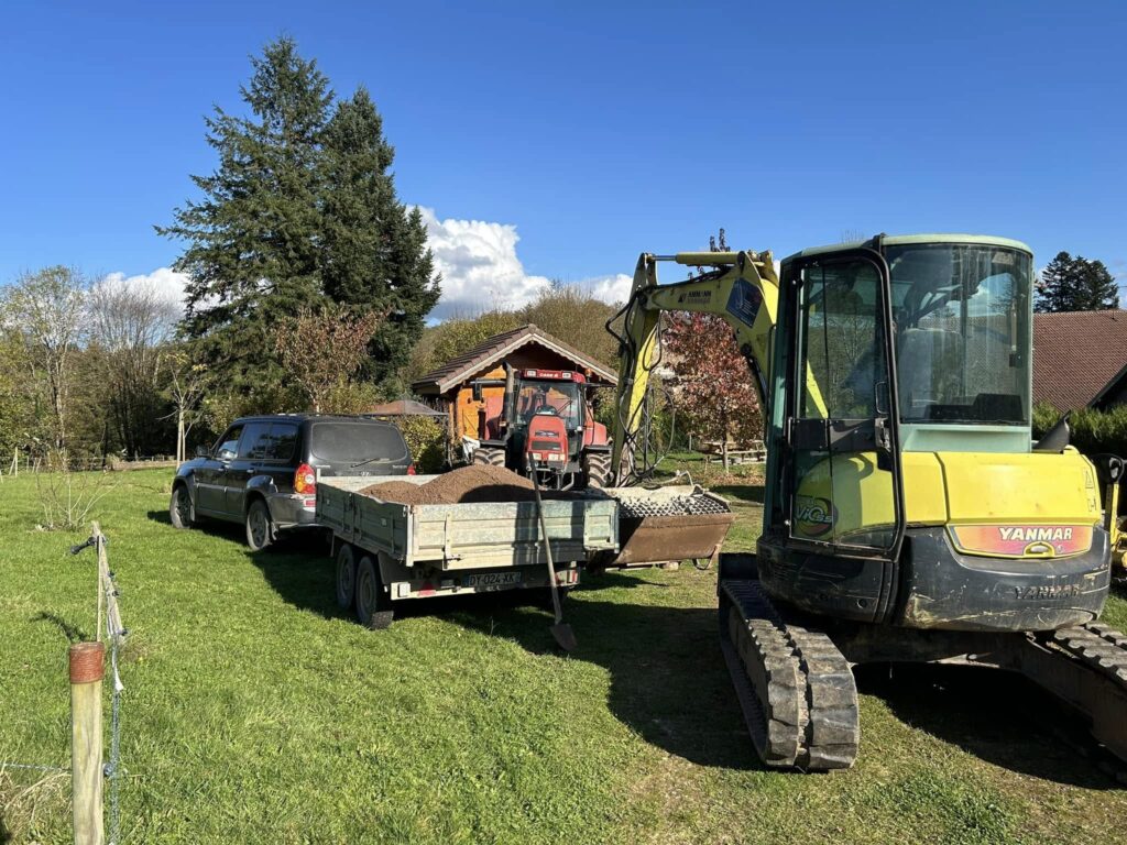 t-p-j.fr - voiture avec remorque pleine de terre avec engins de chantier