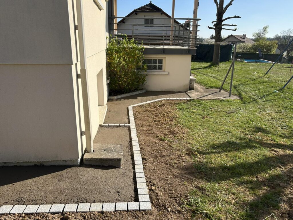 t-p-j.fr - bordure de maison en pavé et bêton