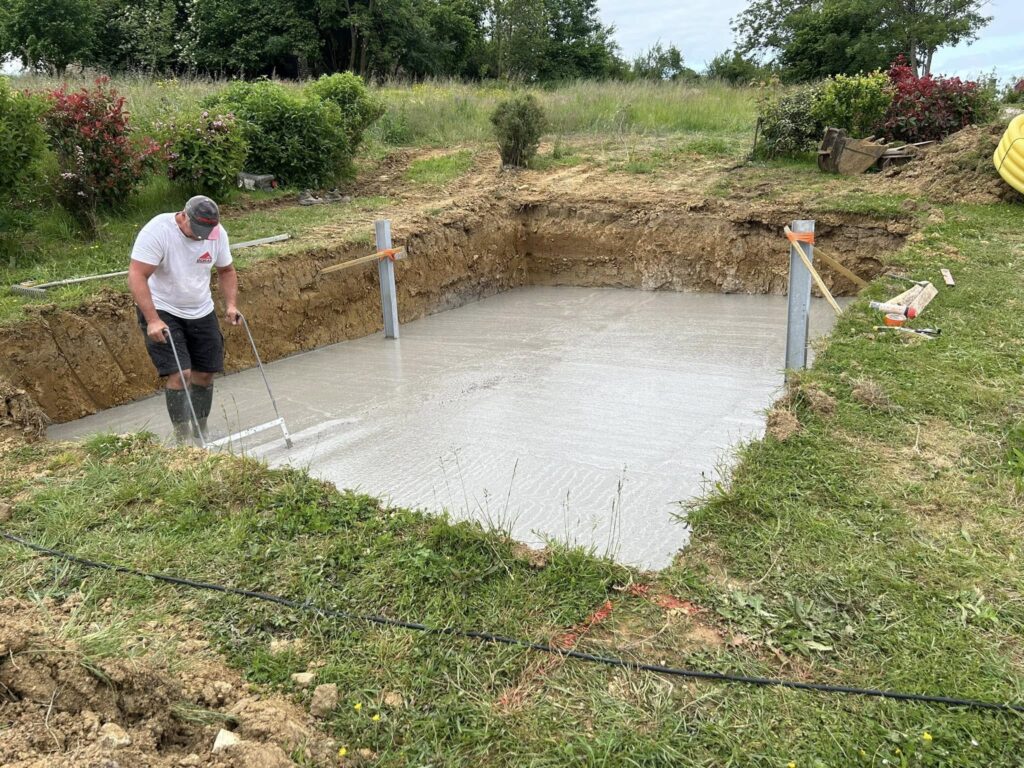 t-p-j.fr - ouvrier lissant du bêton pour terrassement piscine