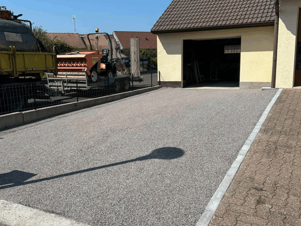 t-p-j.fr - cour d'une maison refaite avec du bi-couche